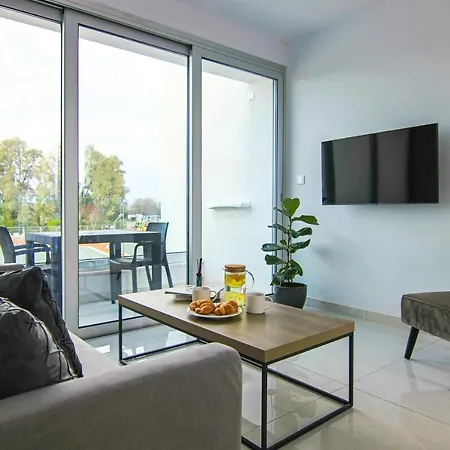 Phaedrus Living - Seaside Executive Flat Harbour 201 *