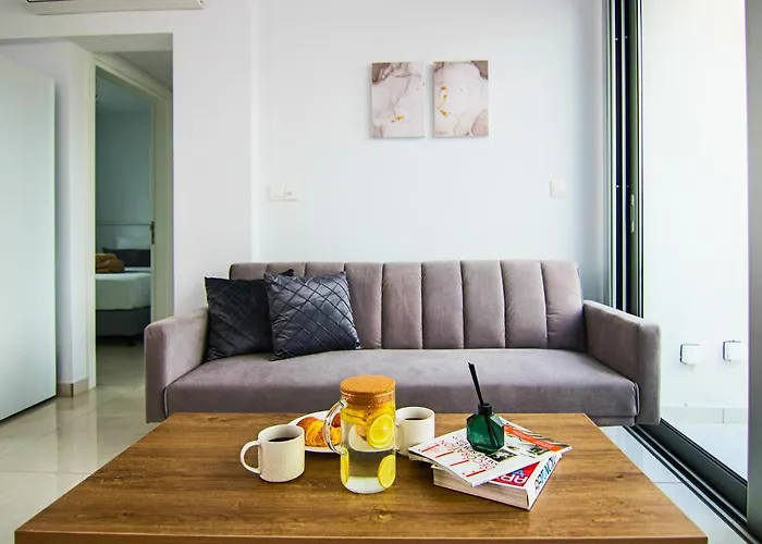 Phaedrus Living - Seaside Executive Flat Harbour 201